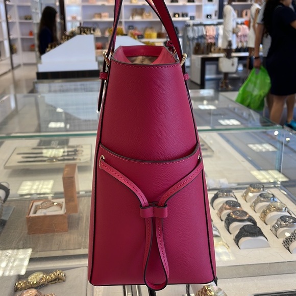Michael Kors Gilly Large Drawstring Travel Leather Top Zip Tote
Carmine Pink
NWT - Picture 9 of 16